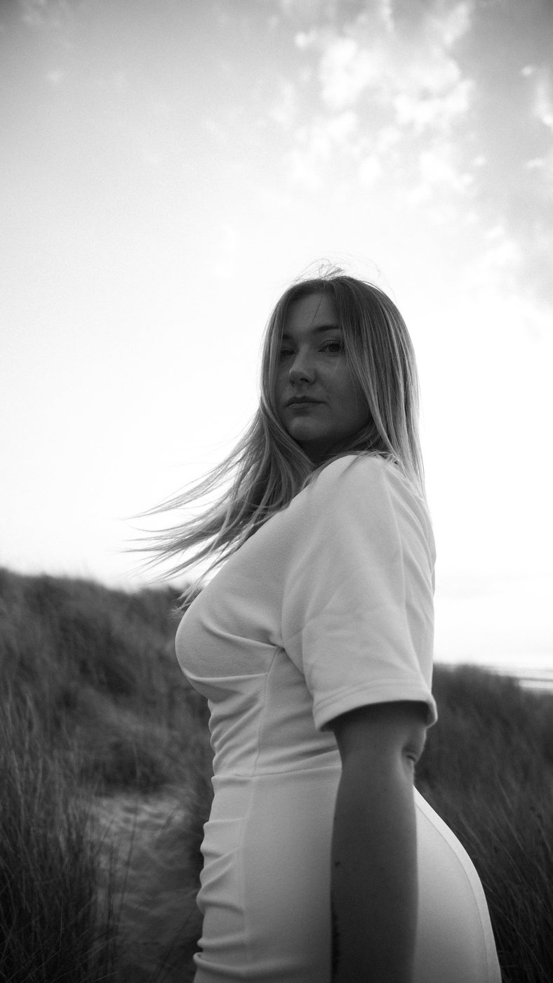 Staand portret in de duinen, zwart-wit